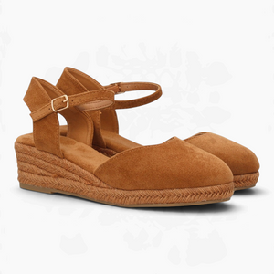 Alpargatas Nuxual de cuña baja en color camel con puntera cerrada, talón abierto y correa ajustable con hebilla.