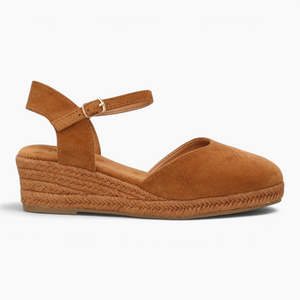 Alpargatas Nuxual de cuña baja en color camel con puntera cerrada, talón abierto y correa ajustable con hebilla.