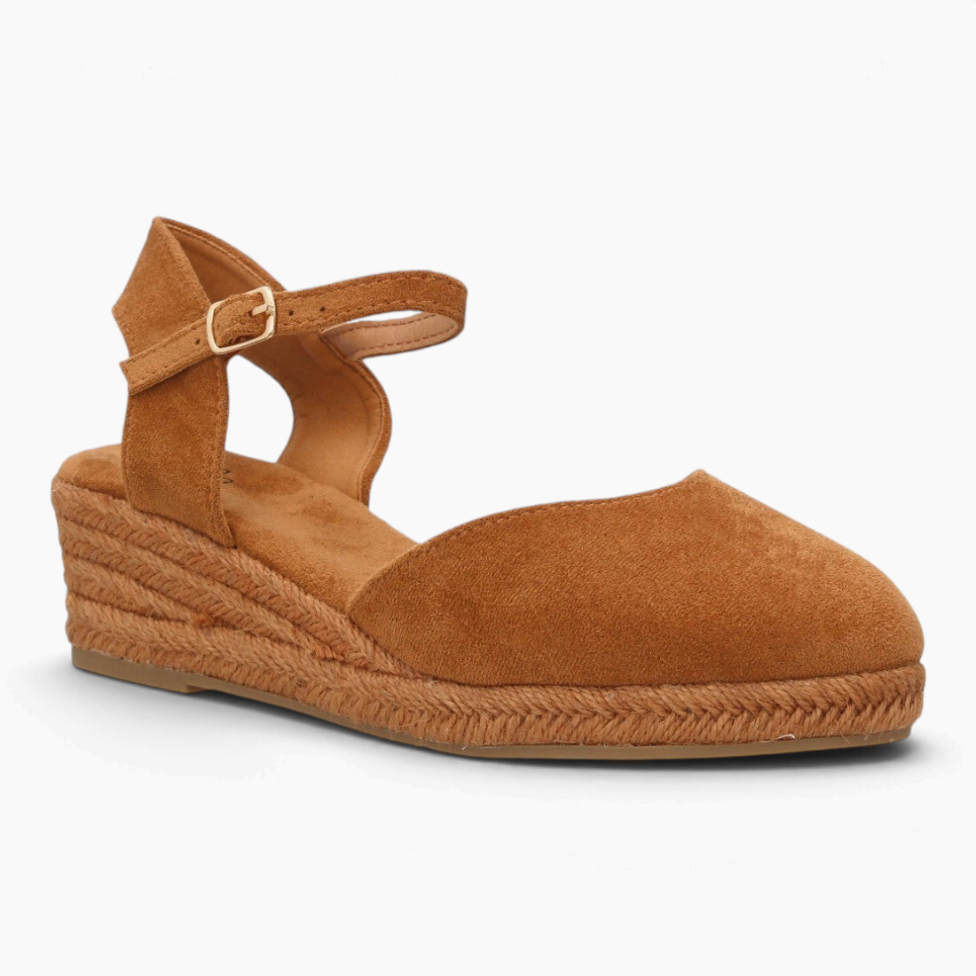 Alpargatas Nuxual de cuña baja en color camel con puntera cerrada, talón abierto y correa ajustable con hebilla.