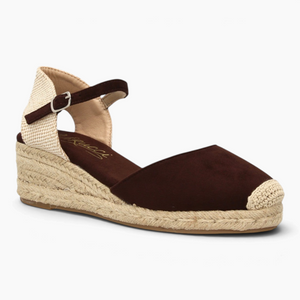 Alpargatas Nuxual de cuña en marrón chocolate con puntera cerrada, talón trenzado beige y correa ajustable con hebilla