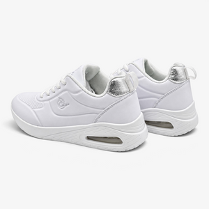 Zapatillas casual Nuxual J'hayber Cherte blancas con detalle metalizado en el talón y cámara de aire visible.